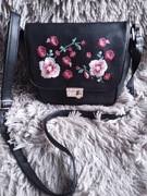 Sinsay czarna w haftowane kwiatki.