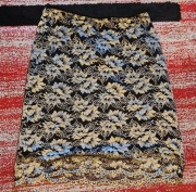 Spódnica koronkowa na gumce w pasie czarna ze srebrnym wzorem r. 42