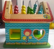 Drewniany domek sorter Alex Jr. z liczydłem
