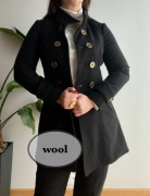 Płaszcz 65% wełniany czarny taliowany elegancki duże guziki złote 36 S