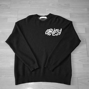 BERSHKA modny czarny męski sweter z nadrukiem L