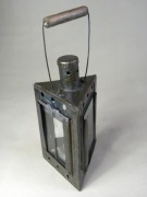 Stara trójkątna lampa naftowa