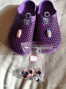 Komplet buty typu crocs i przypinki 