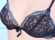 VIRGIN WARE modelujący koronkowy biustonosz z kokardką 75B