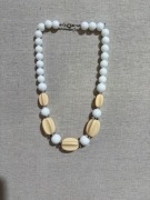 Naszyjnik plastikowy biało-kremowy elegancki retro