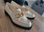 Beżowe mokasyny lordsy z łańcuszkiem 