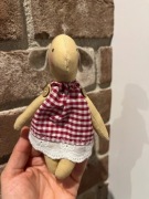 Mała myszka handmade pluszaczek w sukience w kratkę – haft, ręczna robota