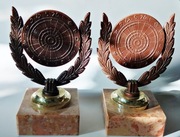 Para statuetek typu: "co to jest", miedź, XX w.