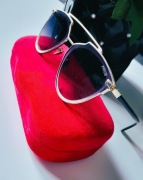 Czarne kocie okulary złote oprawki