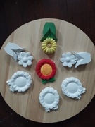 Odlewy gipsowe  na Dzień Mamy-kotylion