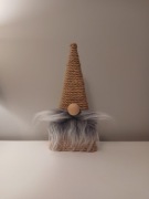 Krasnal jutowy z szarą brodą 27 cm – dekoracja bożonarodzeniowa