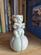 Ceramiczna figurka myszka z książką 