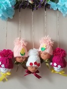 Zawieszka wielkanocna z jajek w czapeczkach. Ozdoby świąteczne. Dekoracja. 