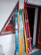 Kolekcjonerowi tanio sprzedam stare narty,mam jeszcze 4 pary, 6 par kijków 