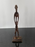 Figurka Kienia z brązu stylizowana postacią ludzką połowa lat XX wieku