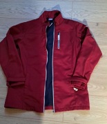 Bordowa kurteczka na granatowym polarze typu softshell