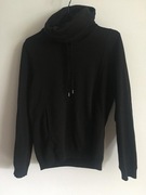 czarna bluza HM z dużą kieszenią i obszernym golfem