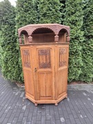 Rzeźbiona szafa na ornaty