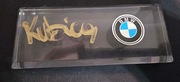 Emblemat BMW + podpis „Kubica” na szkle – pamiątka dekoracyjna