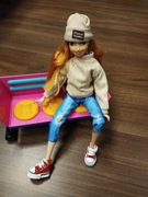 Beżowe ubranko dla lalek typu barbie plus trampki