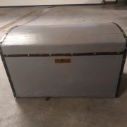 Sprzedam kufer skrzynie antyk .