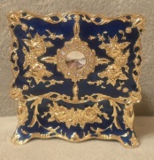 Piękna bogatozdobiona szkatułka metalowa włoska złocona w emalii. Paris