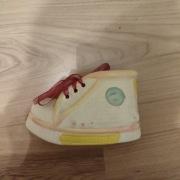 Porcelanowa figurka buta