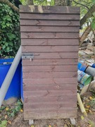 Drzwi na metalowej ramie obite deskami