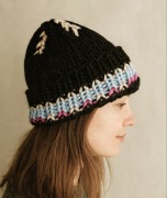 Czapka z wełny czesankowej robiona na drutach handmade