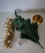 Mała choinka z ozdobami 