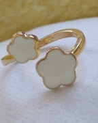 Złoty pierścionek koniczynka