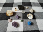 Minerały kamienie szlachetne złoto ametyst kamień górski geoda kwarc skały