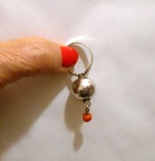 Stary pierścionek kula z ruchomym koralem