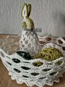 Kompozycja wielkanocna z zajączkiem i jajkami. Stroik wielkanocny szydelkow