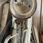 Automatyczna zamykarka do butelek szklanych z zamknięciem koronowym