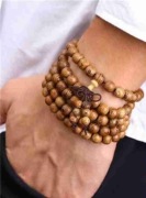 Bransoletka buddyjska z prawdziwego drzewa sandałowego.