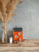 Drewniany domek pomarańczowy dekoracja + dodatki