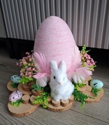 Stroik wielkanocny duże pastelowe różowe jajo piórka króliczek kwiaty