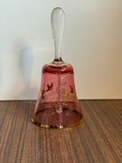 Szklany dzwonek dekoracyjny rubinowy z złotym zdobieniem ptaki i kwiaty