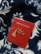 przypinka twarz z rossmanna