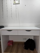 biurko białe z połyskiem