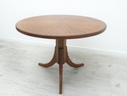 Stylowy okrągły stolik na 3 nogach z połowy XX w. Po renowacji. 