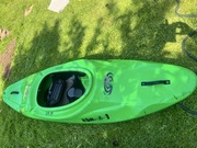 Kajaki górskie dwa czerwony i zielony