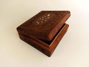 Stara, drewniana, rzeźbiona szkatułka na biżuterię. Puzderko. Skrzynka.