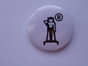 Przypinka metalowa - jakiś znak i litera R