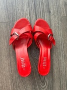 Czerwone klapki na obcasie Street