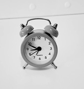 Mini zegarek mały budzik szary na baterie retro
