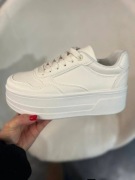Białe sneakersy na platformie – must have tego sezonu!