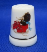 Naparstek Kolekcjonerski Porcelanowy Mały Kotek w Trampkach