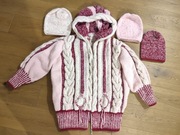 Sweter ręcznie robiony na drutach rozm. uni. plus 3 czapki